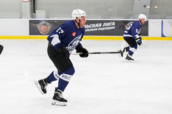 Два игрока ХК Юником Карго в борьбе за шайбу